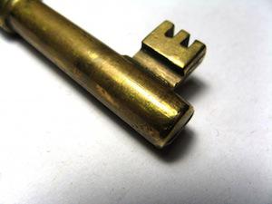 Public Domain. (From http://www.public-domain-image.com/objects-public-domain-images-pictures/gold-key.jpg.html). Antique, vintage, antiques, shopping, key, gold, lock.